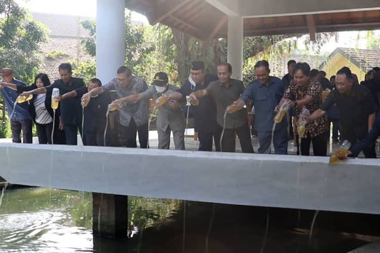 Hari Lingkungan Hidup, UM Tuangkan 100 liter eco enzyme di kolam Trapesium