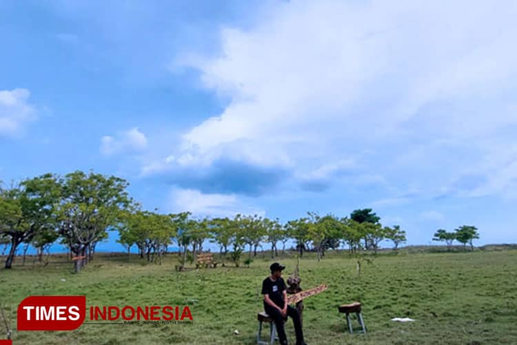 Savana Beach Banyuwangi, Melamun dengan Latar Selat Bali
