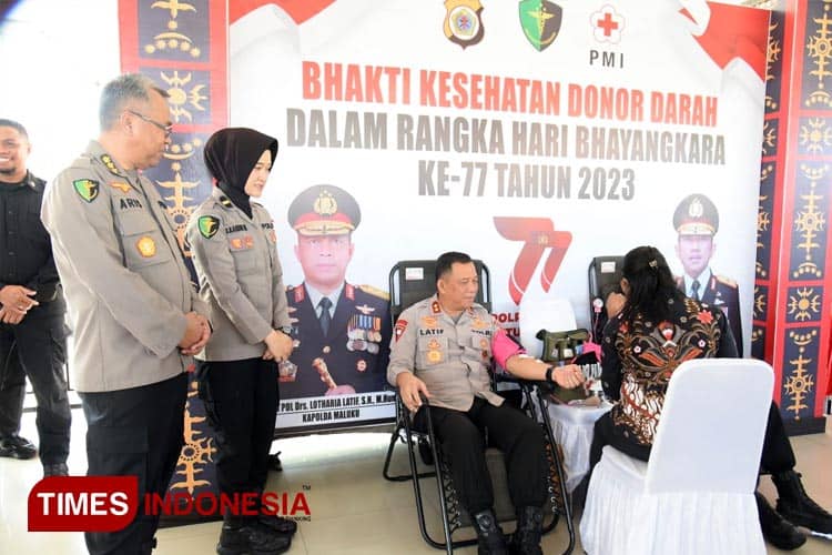 Kapolda Maluku Ikuti Donor Darah Sambut Hari Bhayangkara Ke-77