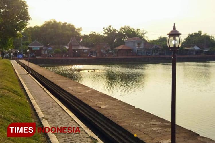 Kolam Segaran Mojokerto, Sejarah dan Cerita Rakyat di Dalamnya