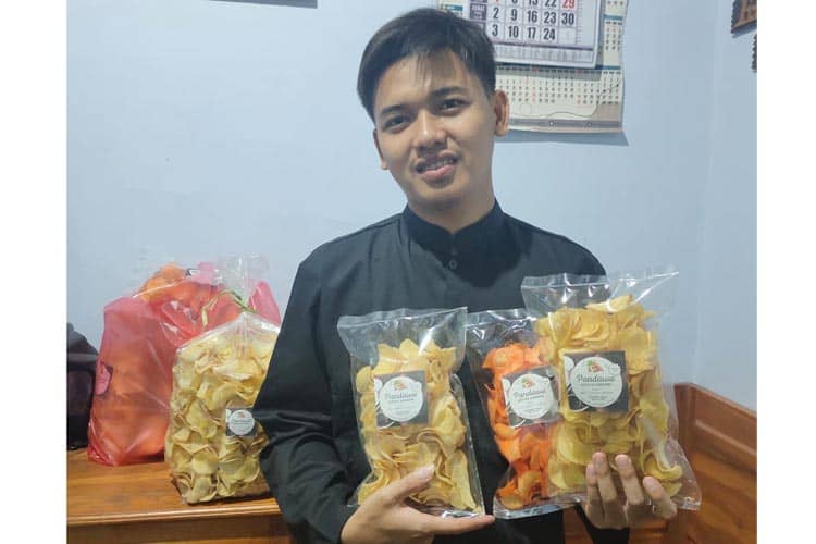 Kisah Sukses Febri: Guru Honorer di Jombang Pengusaha Keripik Singkong