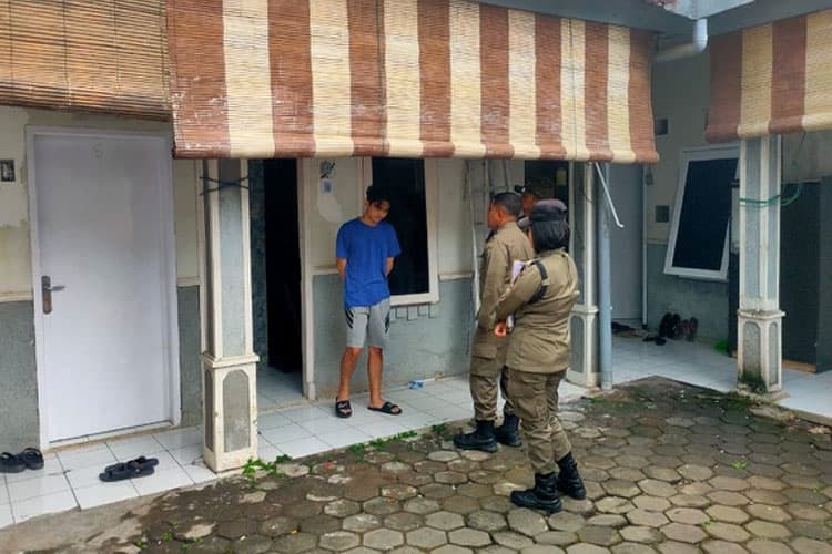 Satpol PP Kota Malang Grebek Play Station VIP