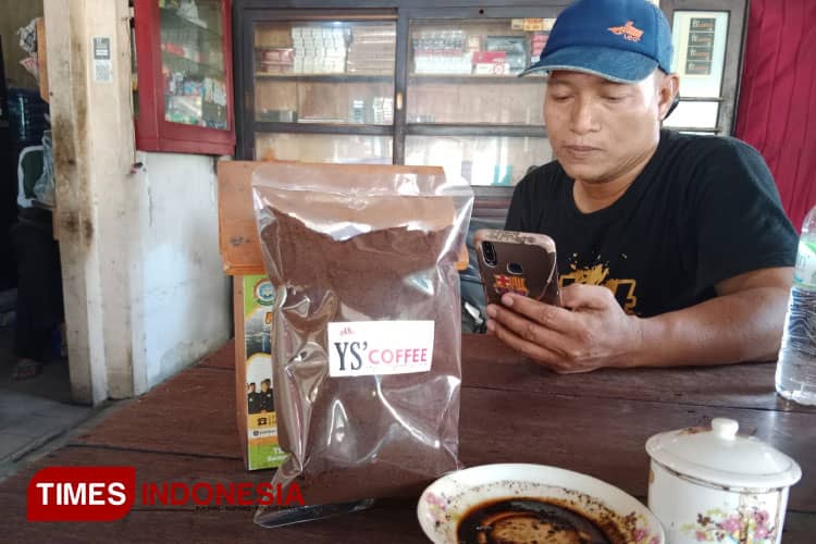 Menikmati Kopi Deplok di Warkop Yasak Gresik