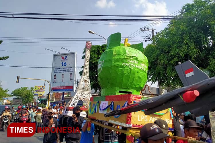Seru, Ratusan Warga Tumpah Ruah Berebut Gunungan Sedekah Bumi di Desa Kabuh Jombang