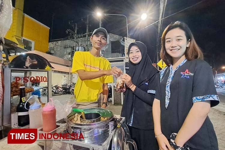Viral Tiktok, Pedagang Cilok di Banyuwangi Diburu Pelanggan