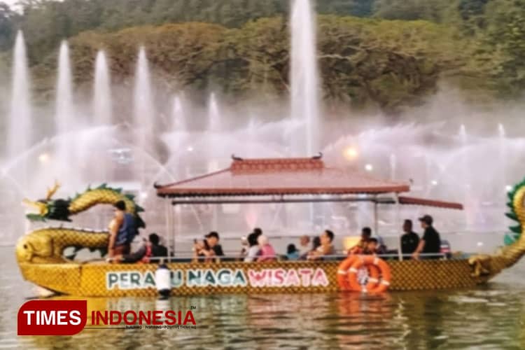 Perahu Naga di Telaga Ngebel Ponorogo