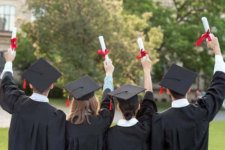 Tingkatkan Simbolisme dan Identitas Akademik, Kini Tren Kampus-Kampus Negeri Selenggarakan Wisuda di Dalam Kampus