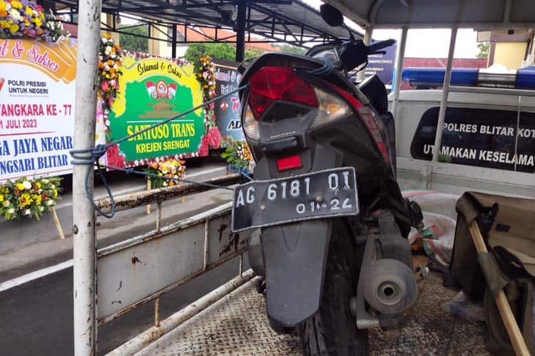 Motor Selip Lalu Terjatuh, Pemotor di Blitar Tewas Usai Masuk ke Kolong Truk