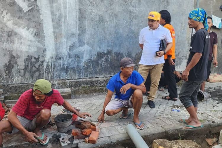 Disambati Banjir, Kurniawan Yuda Bantu Pembangunan Drainase Warga Waru Sidoarjo