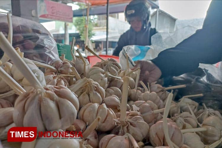 Harga Bawang Putih Naik, Pedagang di Pasar Tradisional Kota Blitar Ungkap Penyebabnya