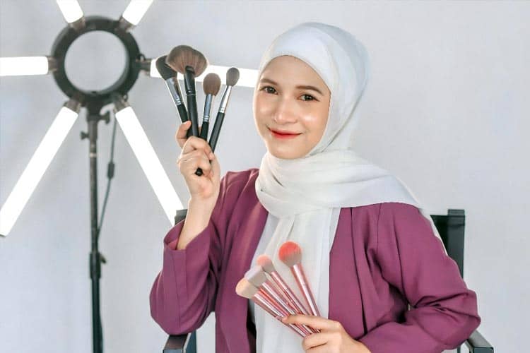 Belajar Otodidak, Intan Noviasari Raup Cuan Berkat Tekuni Jasa Make-up Artist