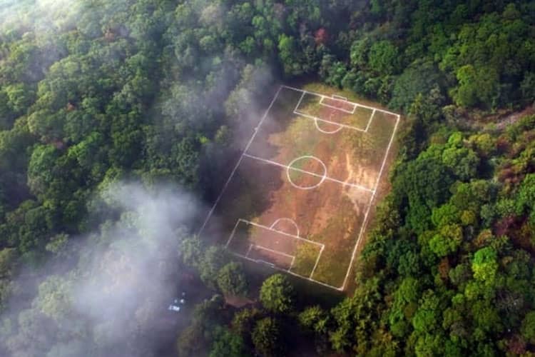Unik, Kawah Gunung Berapi Jadi Lapangan Sepak Bola