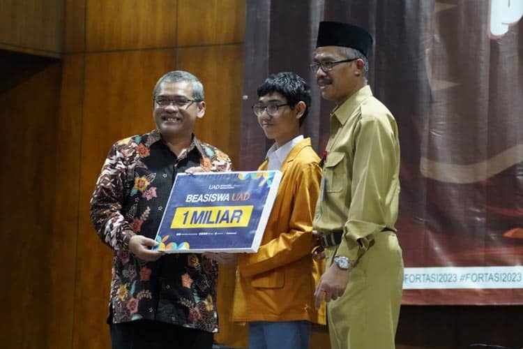 UAD Beri Beasiswa Rp1 Miliar untuk Alumni SMA Muhammadiyah 1 Yogyakarta