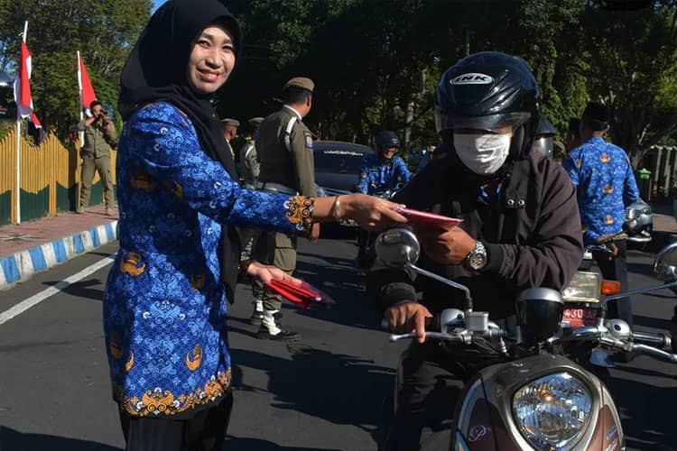 Menjelang HUT ke-78 RI, Pemkab Bondowoso Bagikan 3000 Bendera Merah Putih