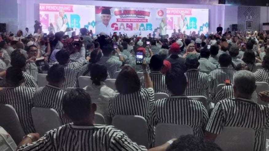 Ganjar Pranowo Kenalkan Kemeja Garis-Garis Hitam-Putih sebagai Baju Resmi Kampanye