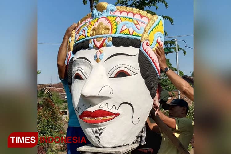 Meremajakan Budaya, Mahasiswa Ilmu Komunikasi UMM Membuat Topeng Raksasa