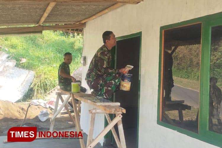 Babinsa Jatisari Koramil Pakisaji Bantu Rehab Rumah Warga Miskin