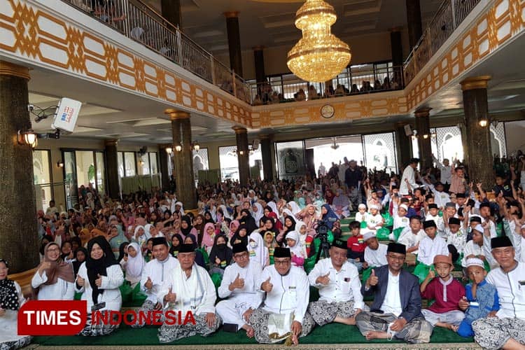 Unisma Beri Santunan 1500 Anak Yatim Piatu Se-Malang Raya