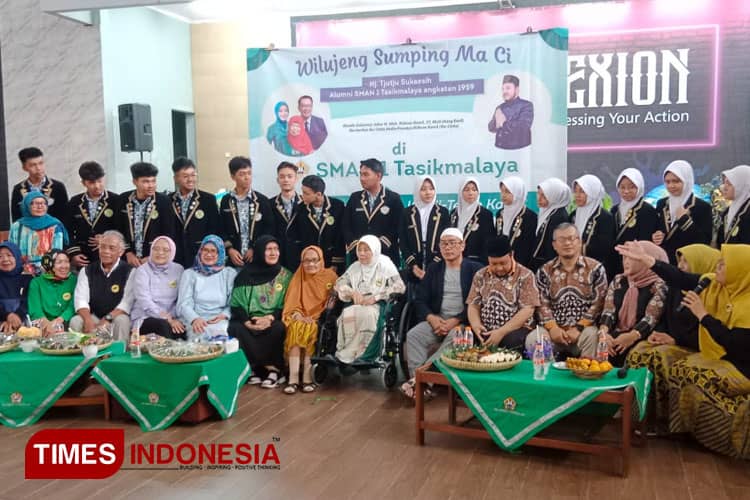Ibunda Ridwal Kamil Napak Tilas ke Kampus SMAN Tasikmalaya