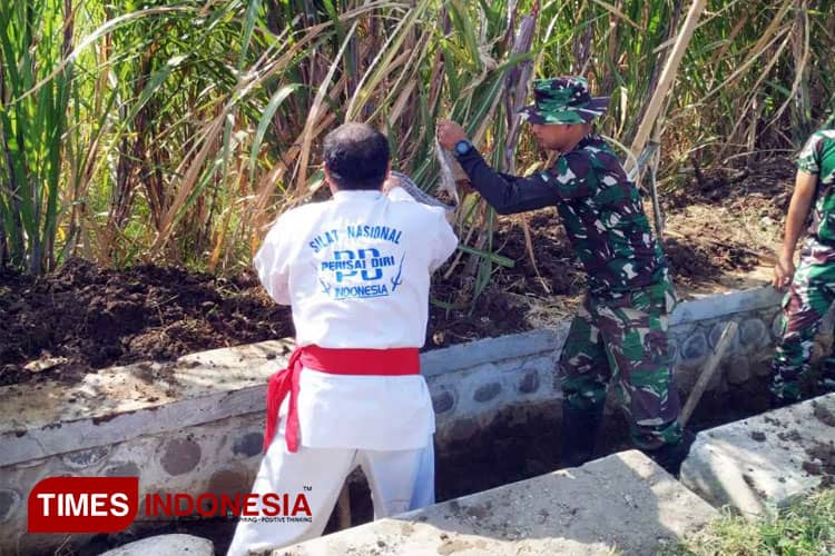Pererat Kerukunan, Ratusan Pesilat Kerja Bakti Bersama di Lokasi TMMD ke 117