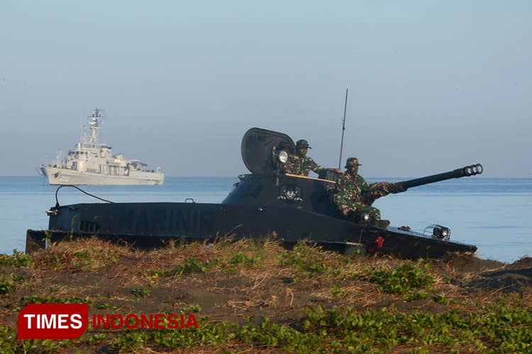 Kavaleri Korps Marinir Mendarat di Pantai Banongan dalam Latgab TNI 2023
