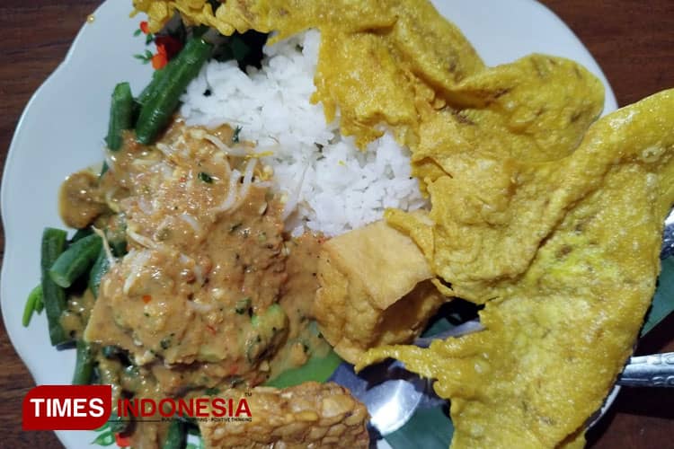 Makan Seporsi Nasi Pecel, Sehatkah? Begini Penjelasan Ahli Gizi