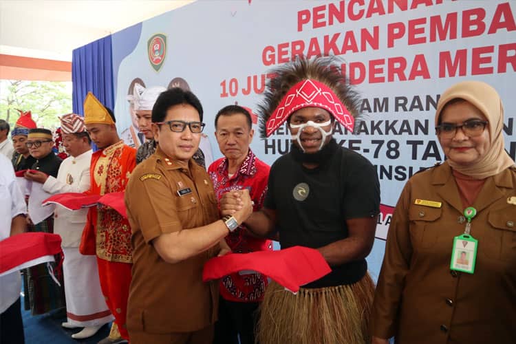 Semarakkan HUT ke-78 RI, Pemprov Maluku Bagikan 5.275 Bendera Merah Putih