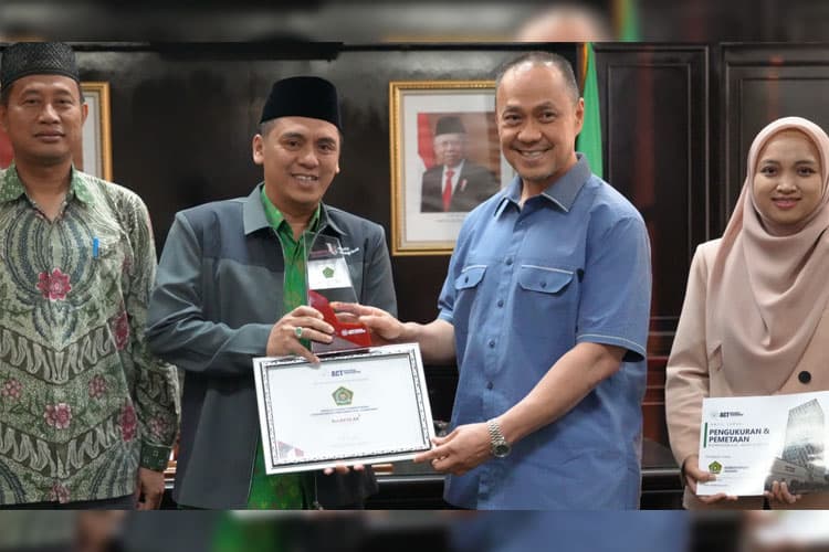 Founder ACT Consulting International Menyerahkan Tropi Penghargaan kepada Wamenag