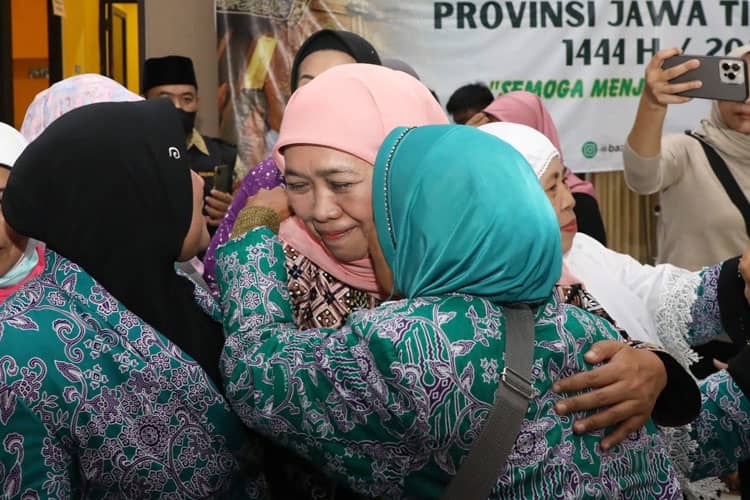 Sambut Kedatangan Jemaah Haji Kloter 87, Gubernur Khofifah Potong Tumpeng dan Bagikan Bendera