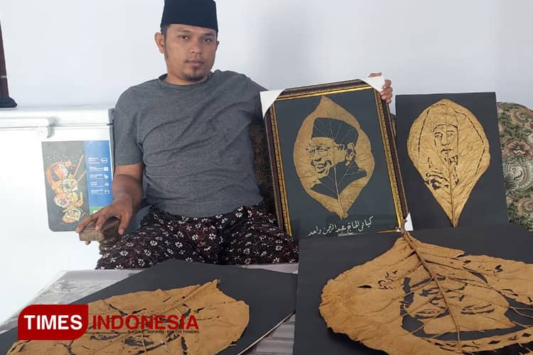 Ukiran Kaligrafi Berbahan Daun Jati Karya Orang Probolinggo Ini Beromzet Belasan Juta Rupiah