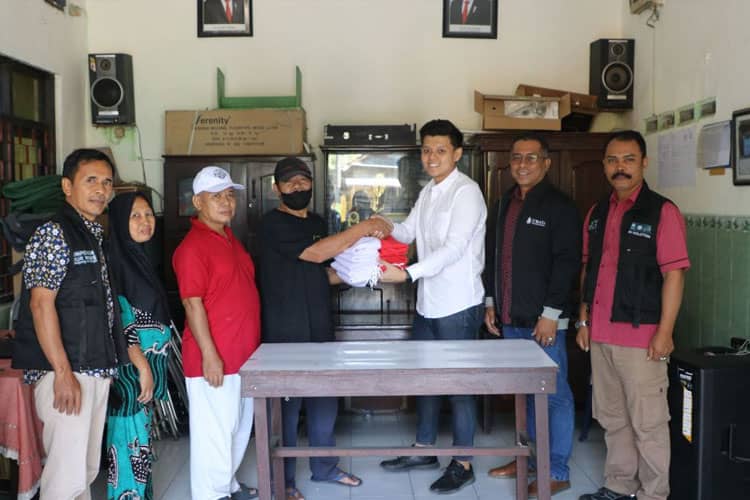Meriahkan HUT RI ke-78, Ubaya Bagikan Ratusan Bendera Merah Putih ke Warga Sekitar