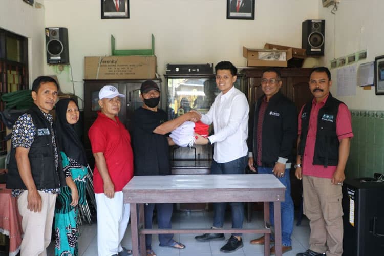 Meriahkan HUT RI ke-78, Ubaya Bagikan Ratusan Bendera Merah Putih ke Warga Sekitar