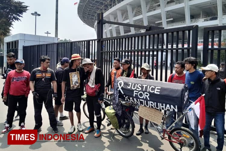 Tangis Midun Pecah, 11 Hari Kayuh Sepeda Akhirnya Tak Boleh Masuk GBK