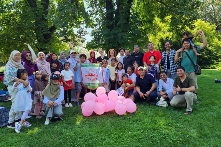 PPI Hungary Enthralls Indonesian Days with Saman Dance