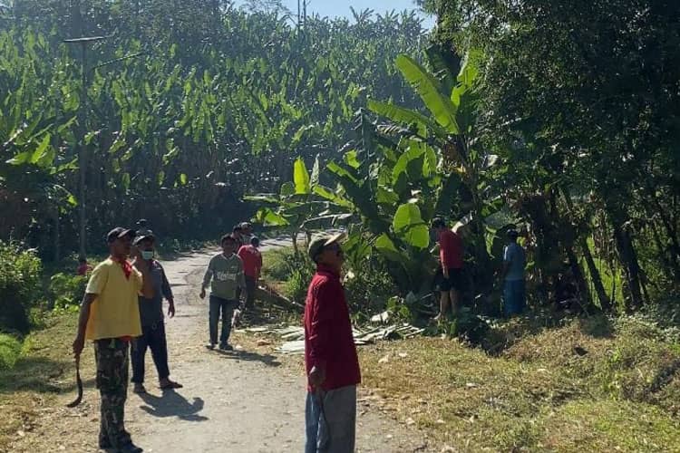 KSM-T Unisma Malang Ajak Warga Gotong Royong Membersihkan Irigasi Pengairan Desa Gunungrejo