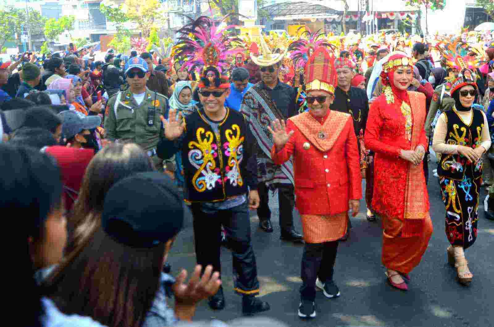 Kegembiraan Wali Kota Sutiaji, Turut Meriahkan Karnaval Kota Malang Pakai Baju Adat Batak