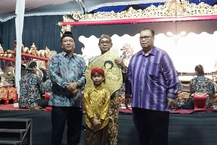 Pagelaran Wayang Kulit Meriahkan Dies Natalis ke-37 UMBY