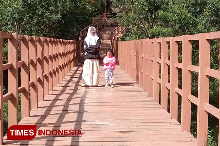 Bersantai di Jembatan Kayu Paltuding Sebelum Mendaki Kawah Ijen