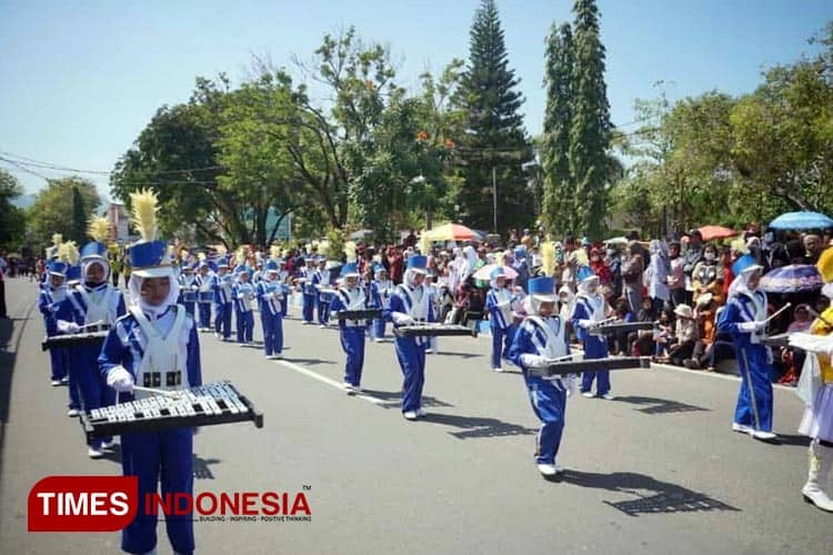 Pelajar se-Kabupaten Pacitan Meriahkan Kemerdekaan dengan Parade Drumband