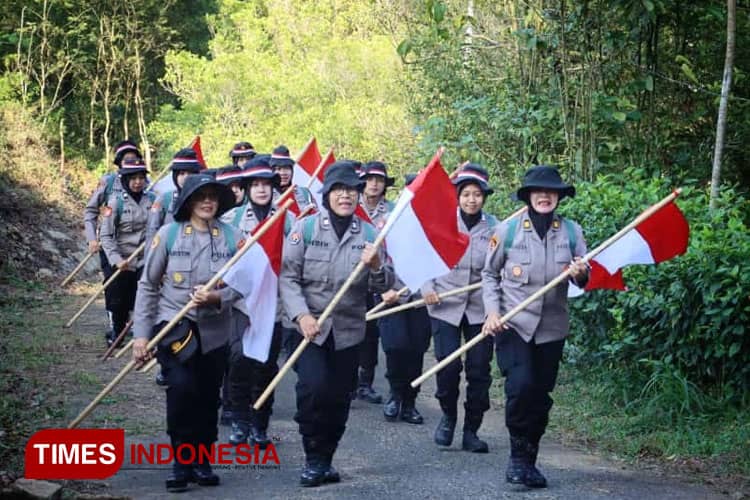Polwan Polres Pacitan Rayakan Hari Jadi ke-75 dengan Upacara di Puncak Gunung Limo