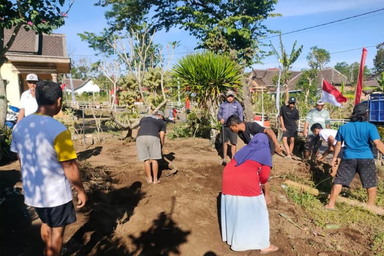 Semarakan HUT RI ke 78 KSM-T Unisma Gelar Kerja Bakti Bersama Warga Desa Wonoayu