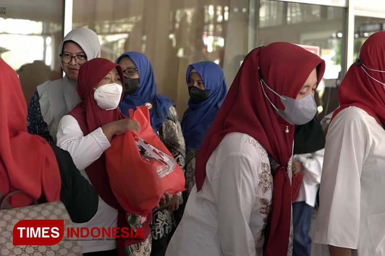 Midtou Peduli Bagikan 1.000 Paket Beras ke Warga Surabaya