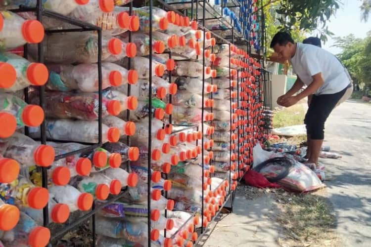 Melalui Ecobrick, Mahasiswa KKN Unisla Desa Pelangwot Ciptakan Proyek Ramah Lingkungan