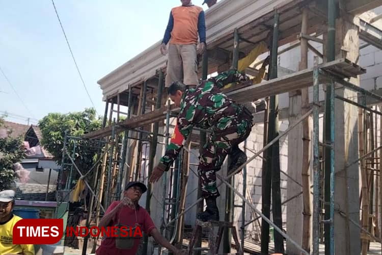 Babinsa Mojoangung Jombang Aktif dalam Pembangunan Desa