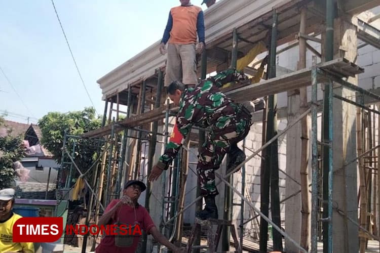 Babinsa Mojoangung Jombang Aktif dalam Pembangunan Desa