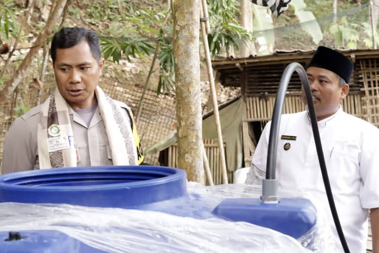 Desa Jajawar Terancam Kekeringan, Polres Banjar Sigap Berikan Bantuan