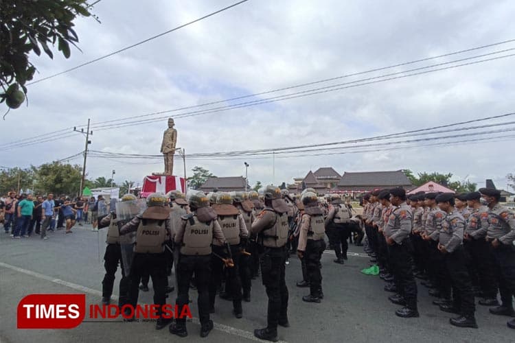 Sispamkota, Polisi Berjaga Saat Alun-Alun Pemkab Blitar Digeruduk Massa