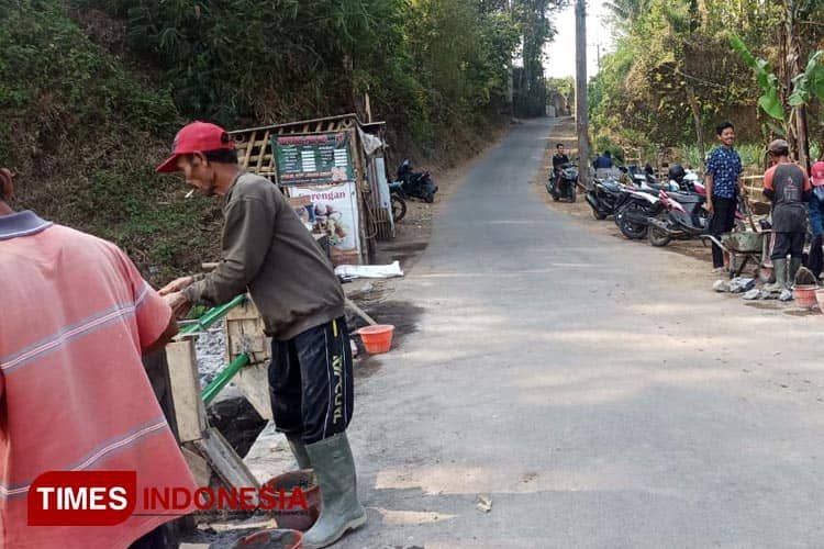 Jembatan Kasri di Malang Sudah Rusak, Warga Perbaiki Secara Swadaya