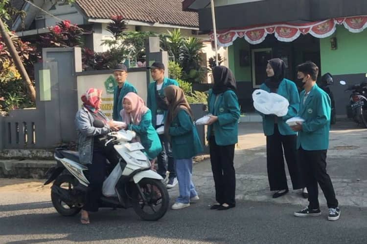 Tumbuhkan Semangat Berbagi KSM-T Unisma Malang Berkolabarasi dengan KUA Tajinan Gelar Jumat Berkah