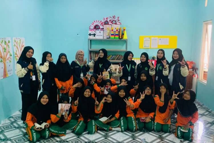 Tingkatkan Minat Baca Pelajar, KKN Unisla Desa Laren Launching Pojok Baca
